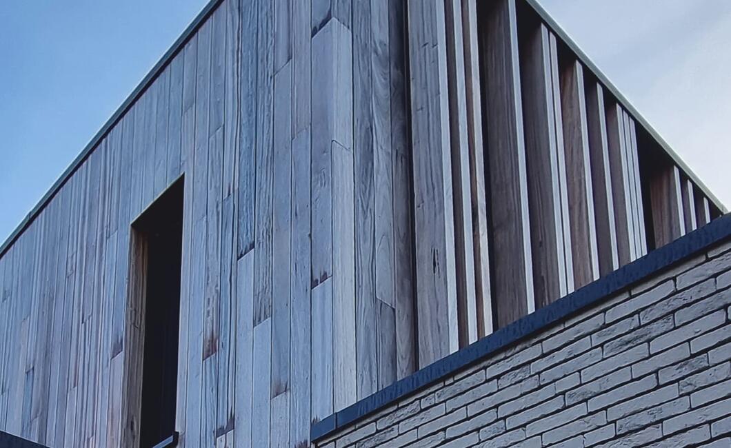 Gevelbekleding in hardhout te Izegem