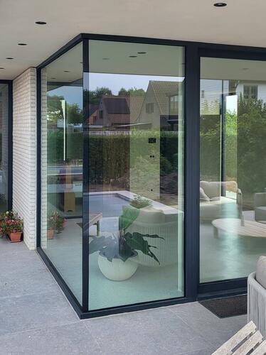 Aluminium raam met glashoek