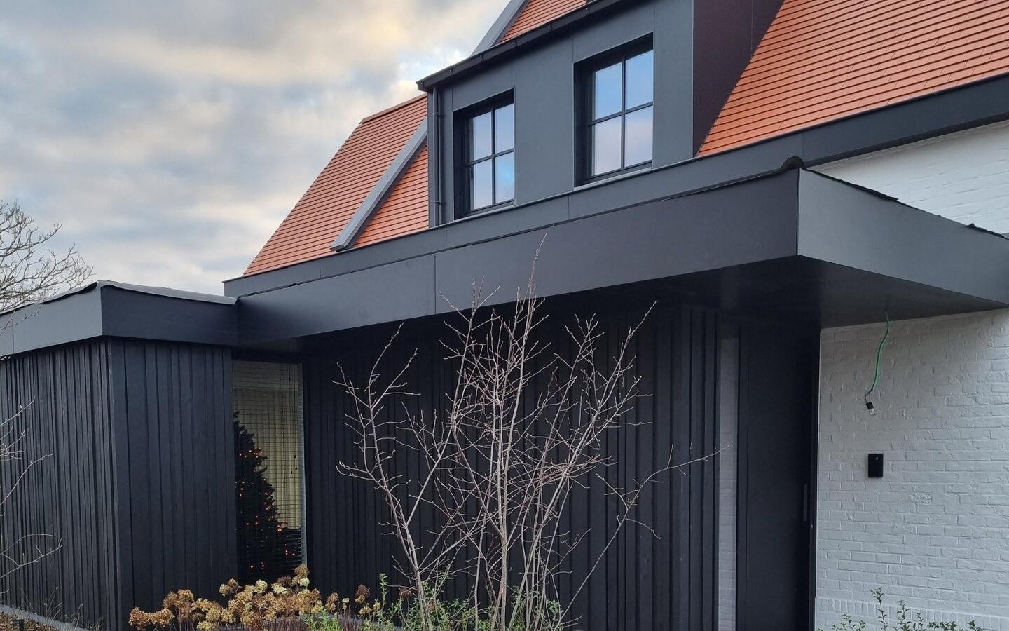 Gerenoveerde witte villa Brugse stijl met steellook aluminium ramen en zwarte houten gevelbekleding.