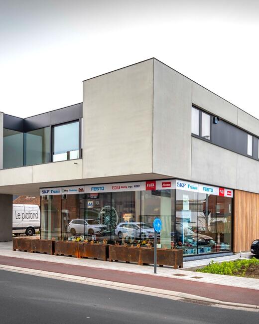 Winkelwoning, houten beton gevel met aluminium ramen